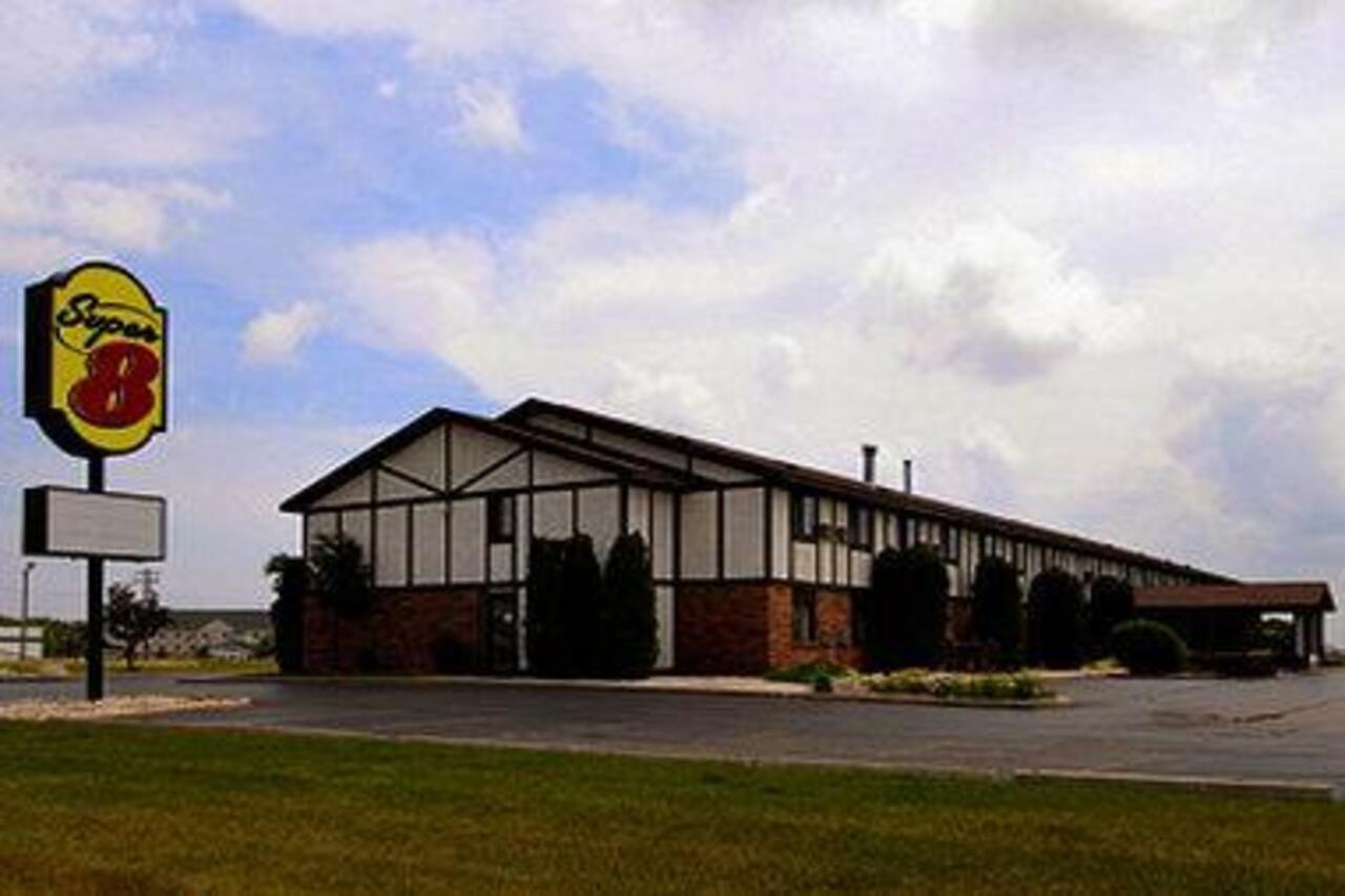 Baymont By Wyndham Oshkosh Airport Hotel Exterior foto