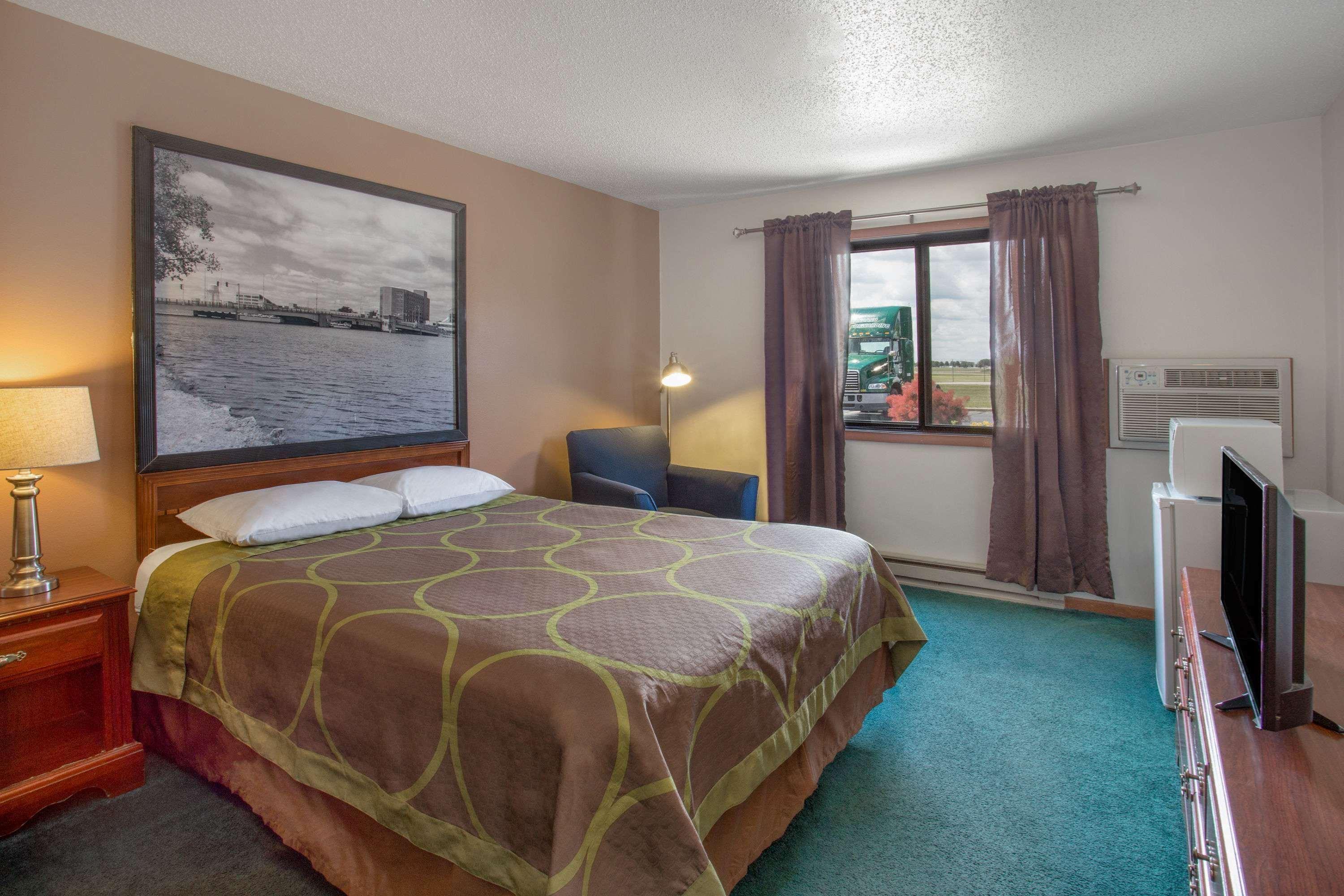 Baymont By Wyndham Oshkosh Airport Hotel Exterior foto