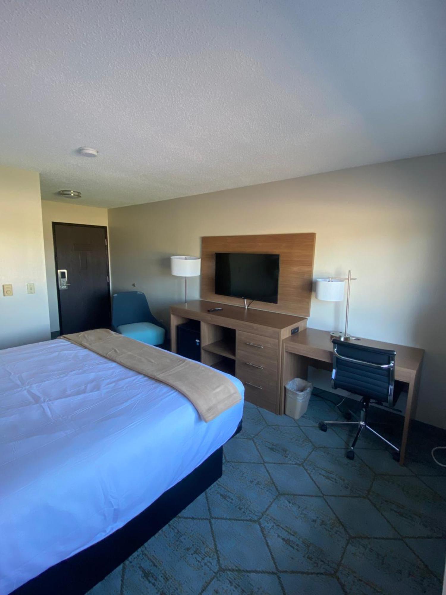 Baymont By Wyndham Oshkosh Airport Hotel Exterior foto