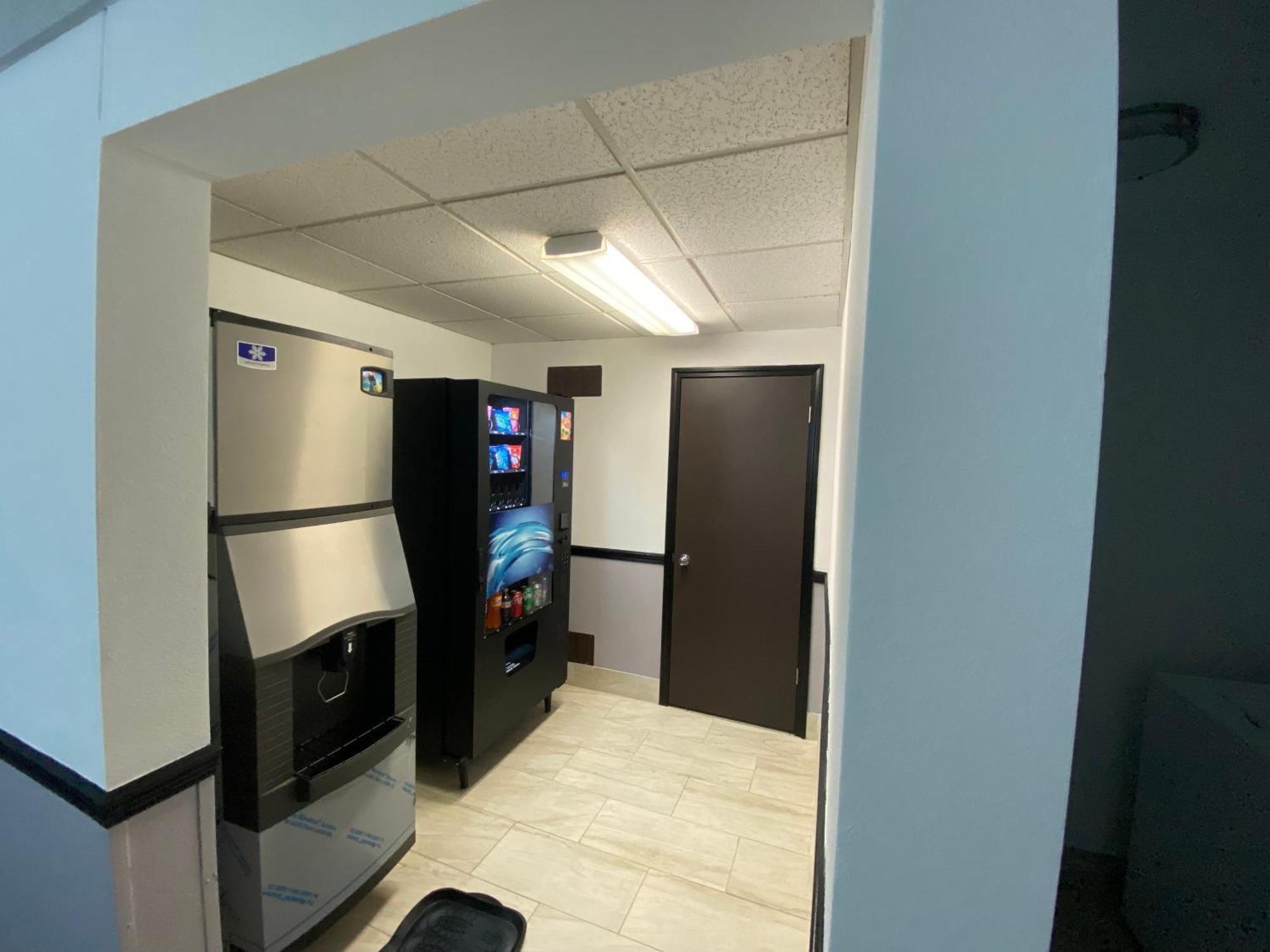 Baymont By Wyndham Oshkosh Airport Hotel Exterior foto