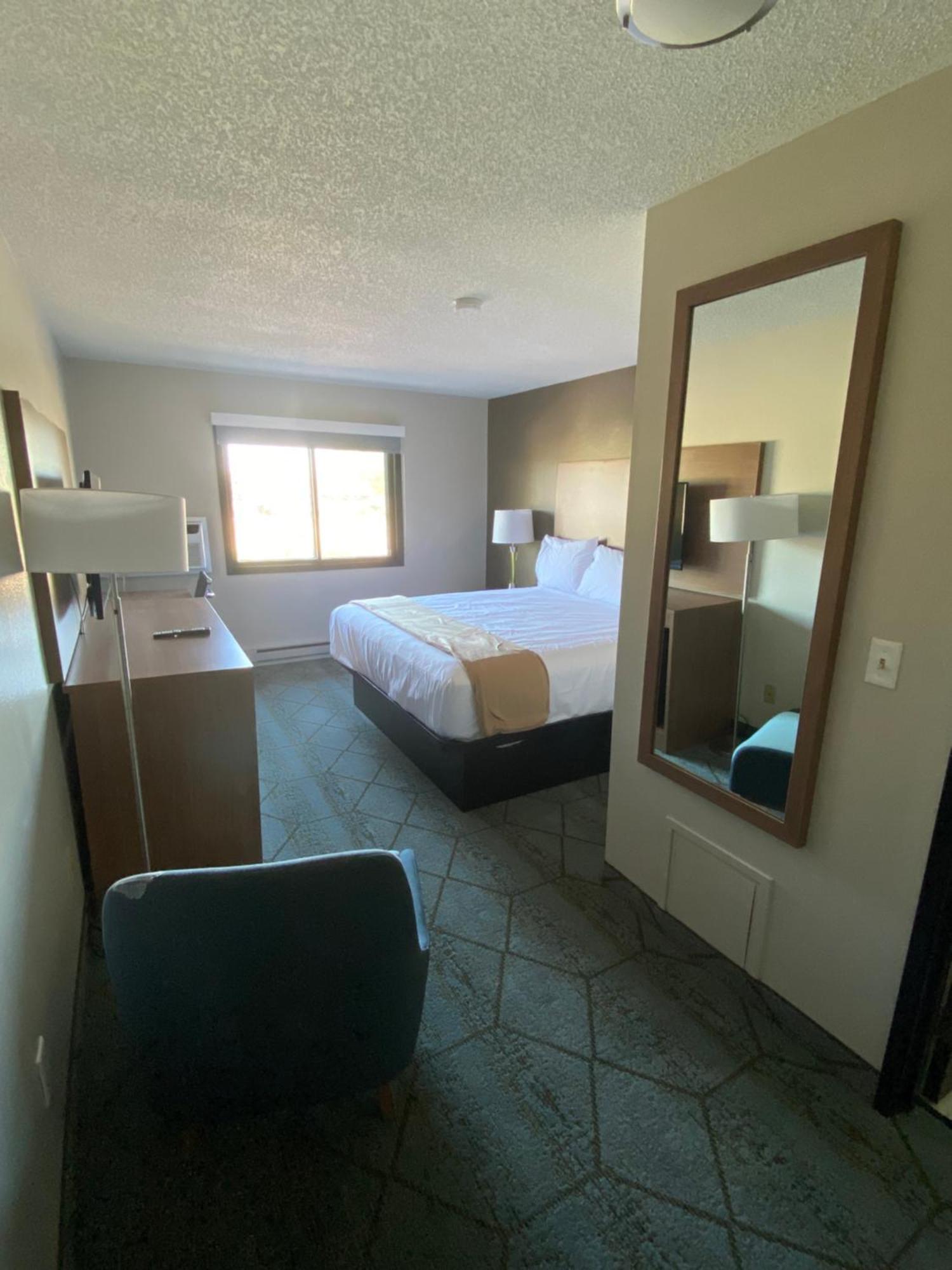 Baymont By Wyndham Oshkosh Airport Hotel Exterior foto