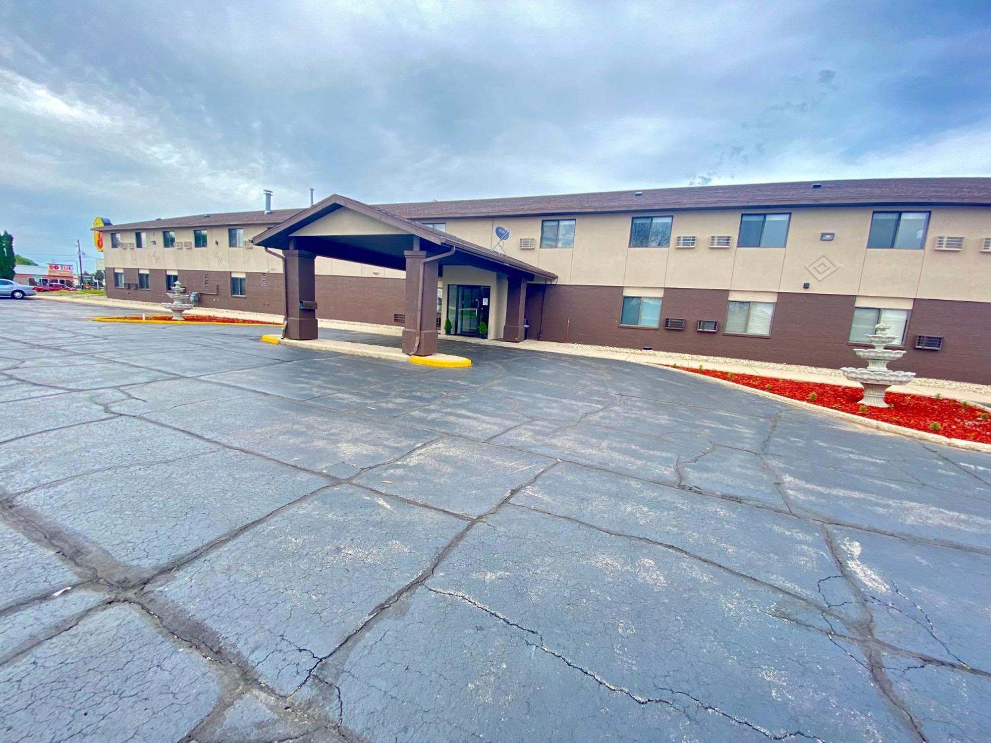 Baymont By Wyndham Oshkosh Airport Hotel Exterior foto