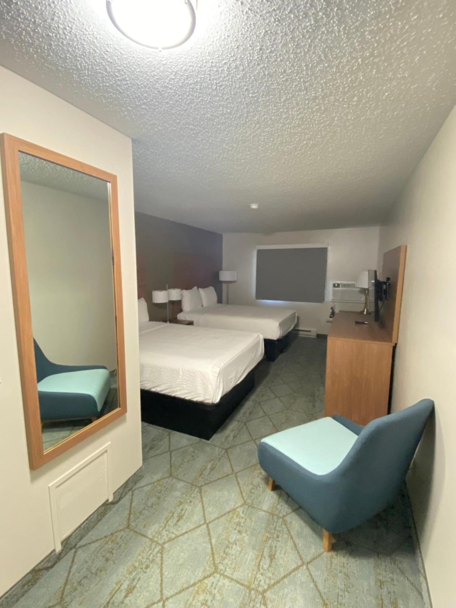 Baymont By Wyndham Oshkosh Airport Hotel Exterior foto