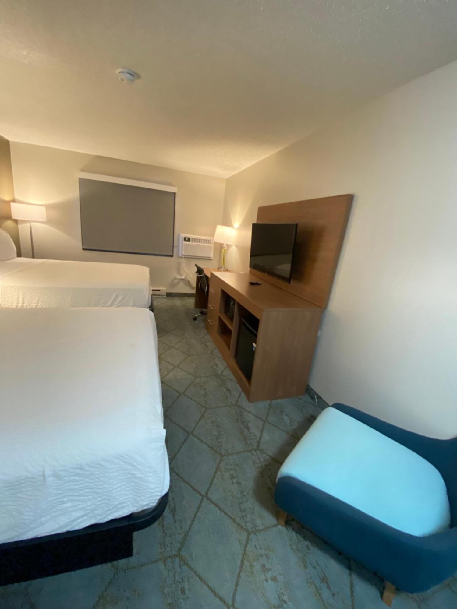 Baymont By Wyndham Oshkosh Airport Hotel Exterior foto