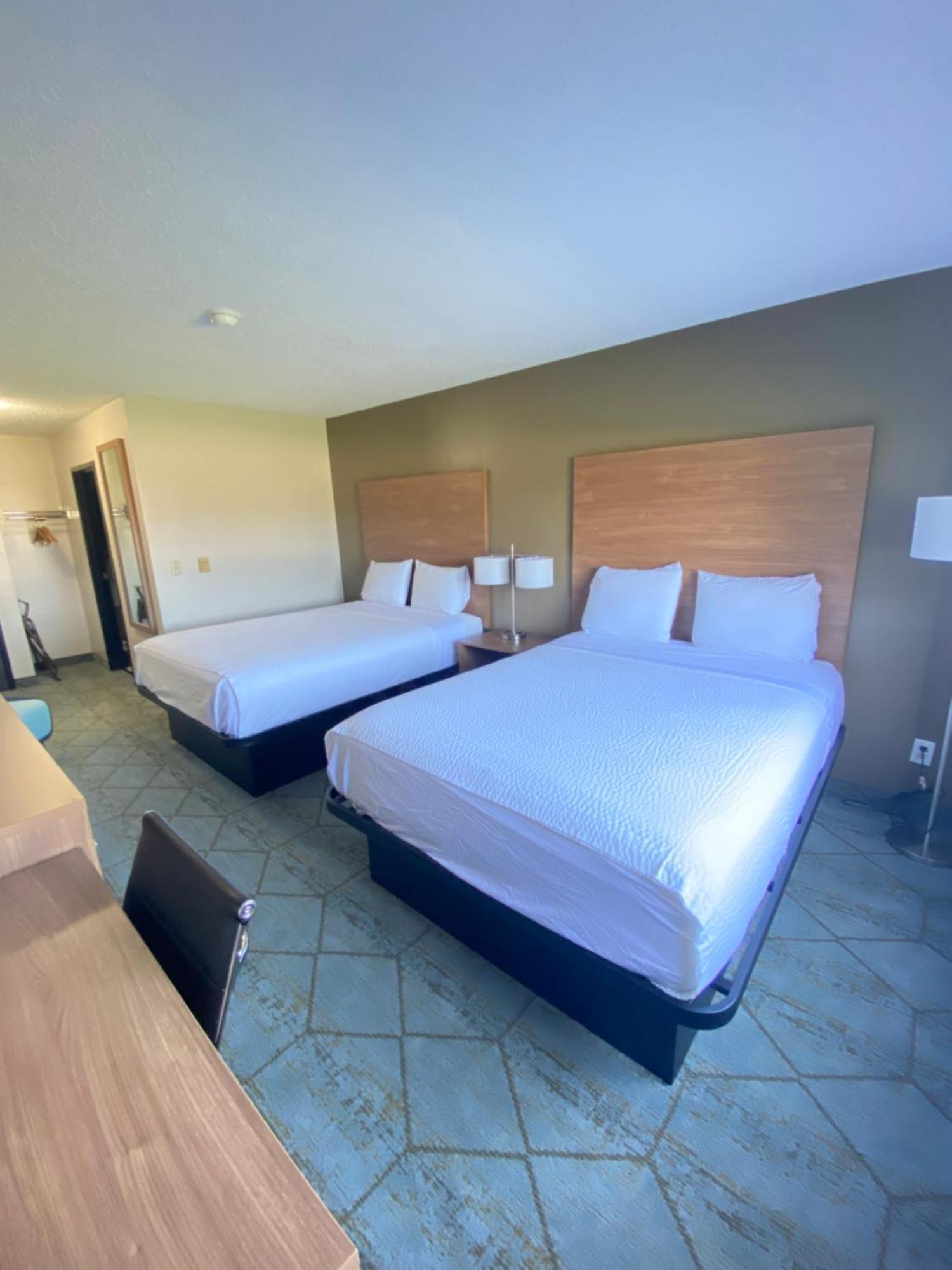Baymont By Wyndham Oshkosh Airport Hotel Exterior foto