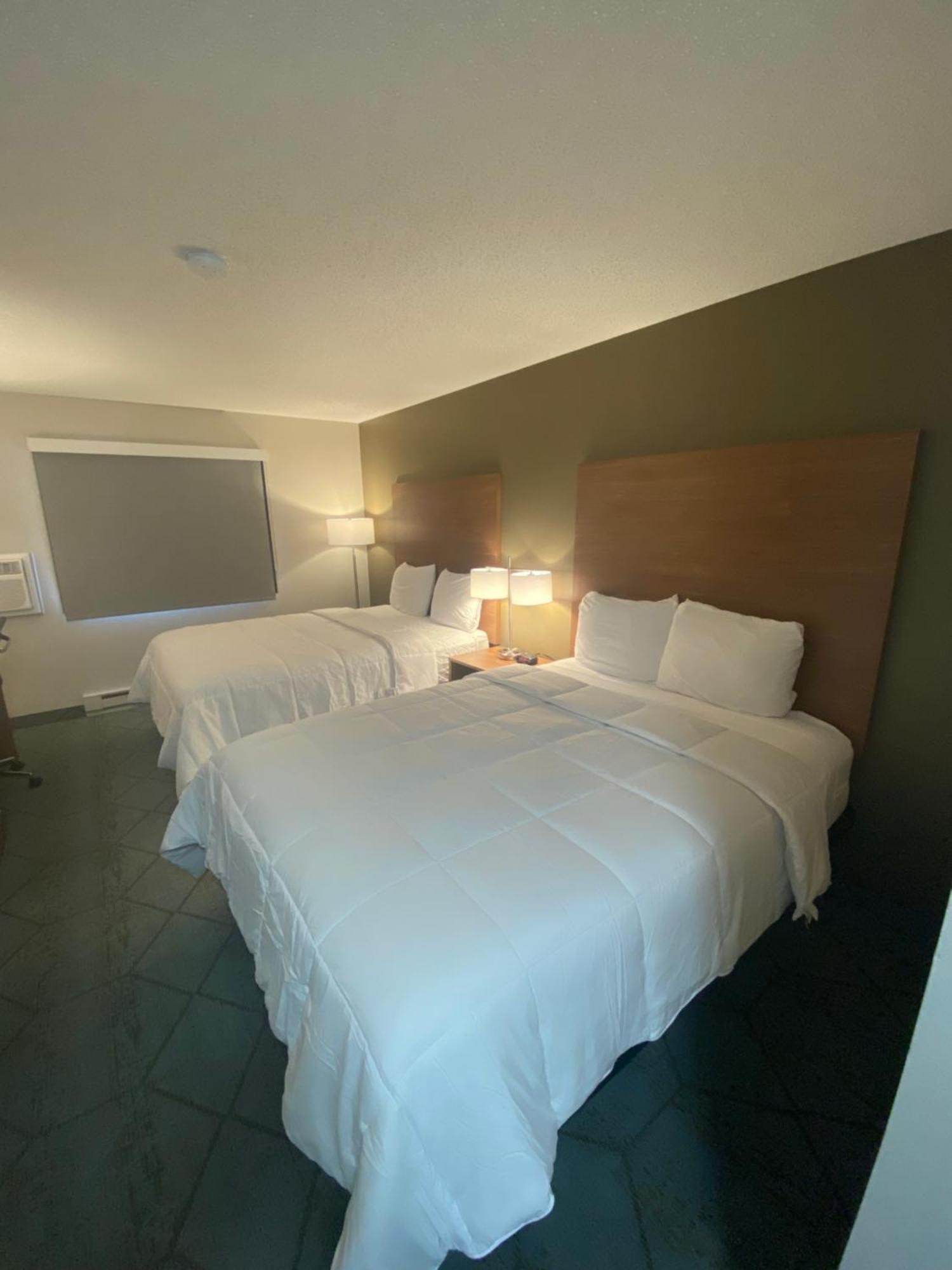Baymont By Wyndham Oshkosh Airport Hotel Exterior foto
