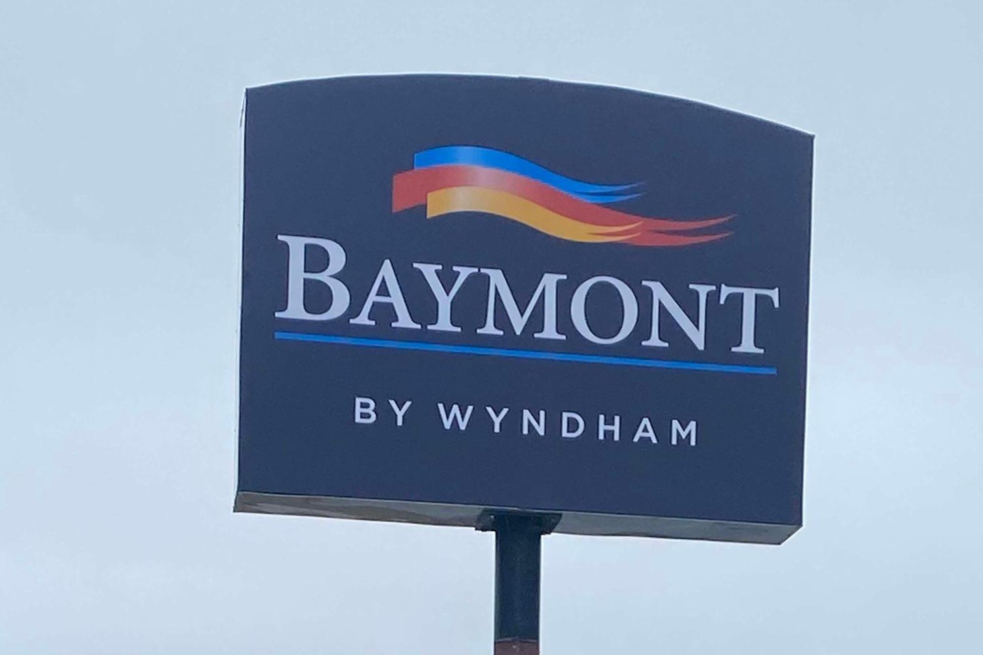 Baymont By Wyndham Oshkosh Airport Hotel Exterior foto