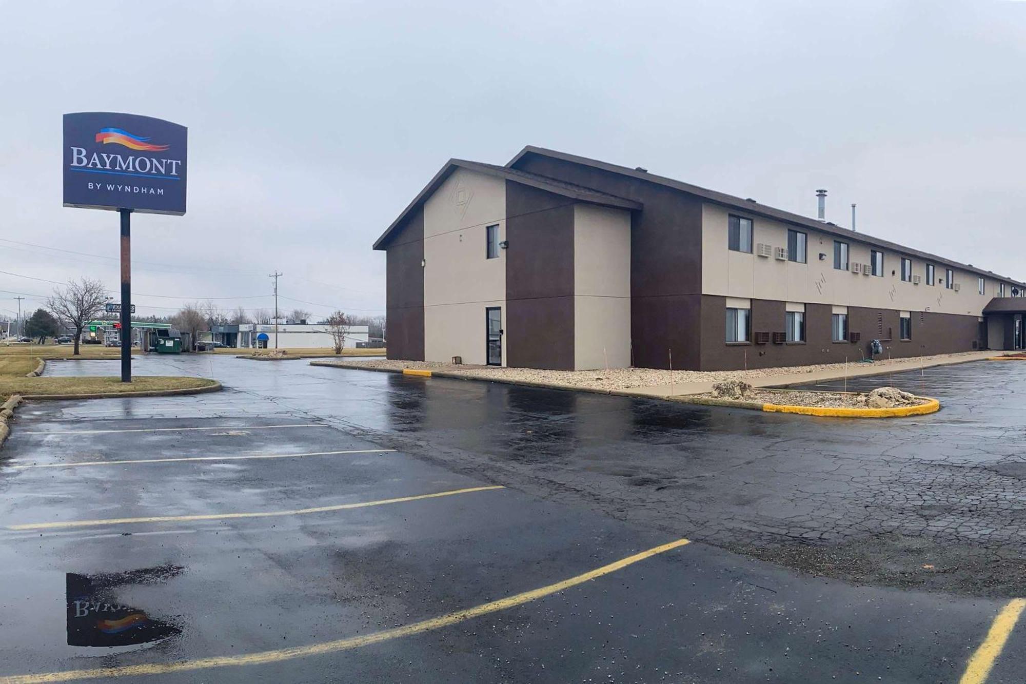 Baymont By Wyndham Oshkosh Airport Hotel Exterior foto