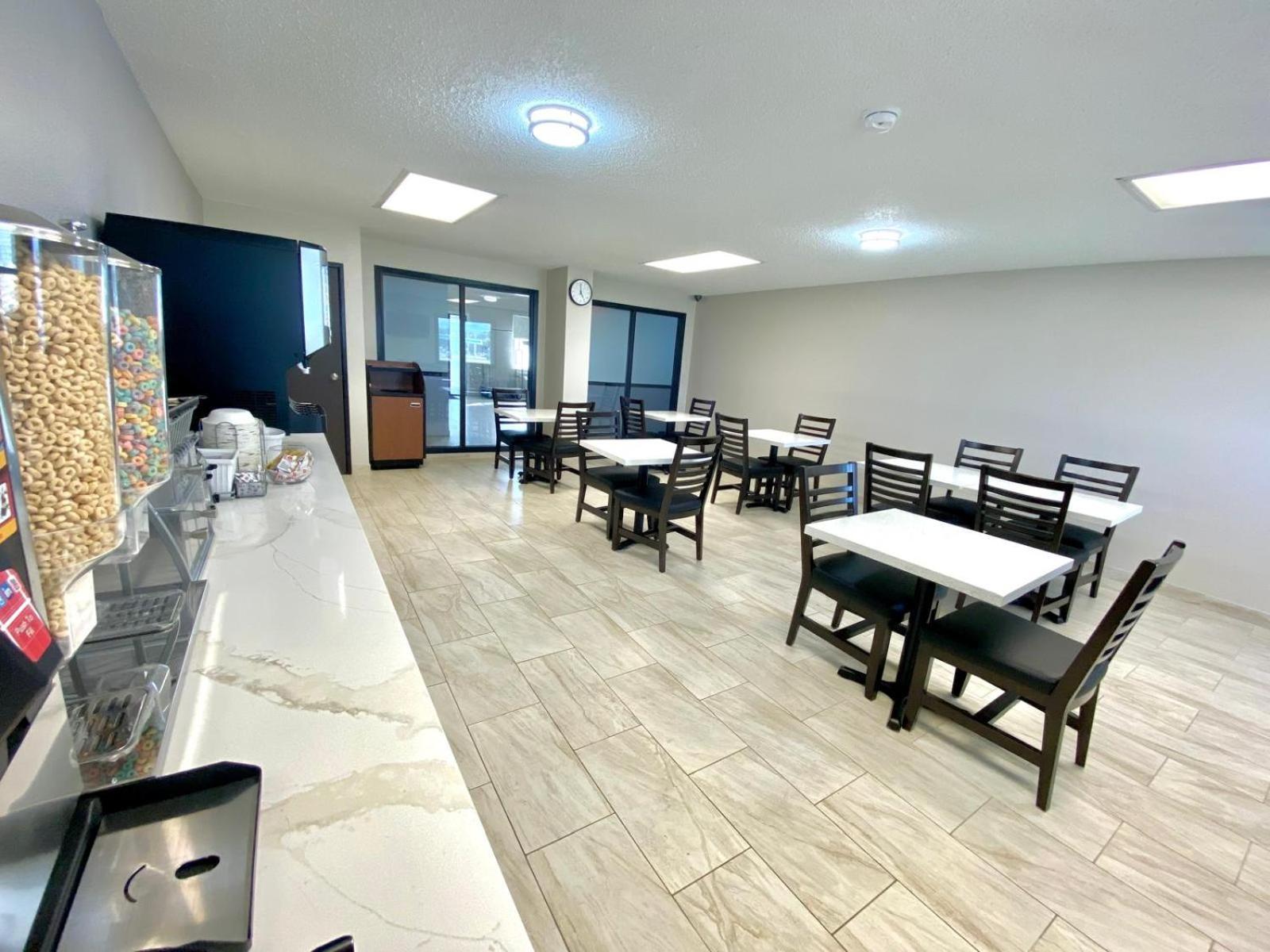 Baymont By Wyndham Oshkosh Airport Hotel Exterior foto